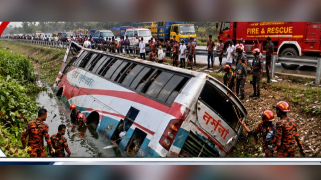 মুন্সীগঞ্জে নিয়ন্ত্রণ হারিয়ে খাদে বাস, নিহত ৩, আহত অন্তত ১৬